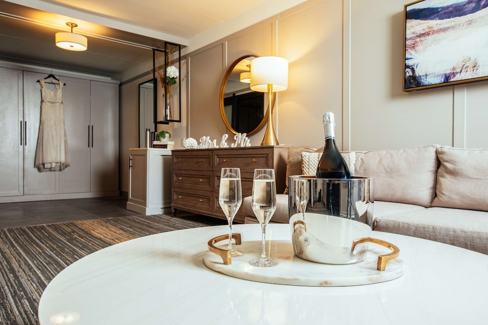 Suite, 1 Bedroom - Photo 3