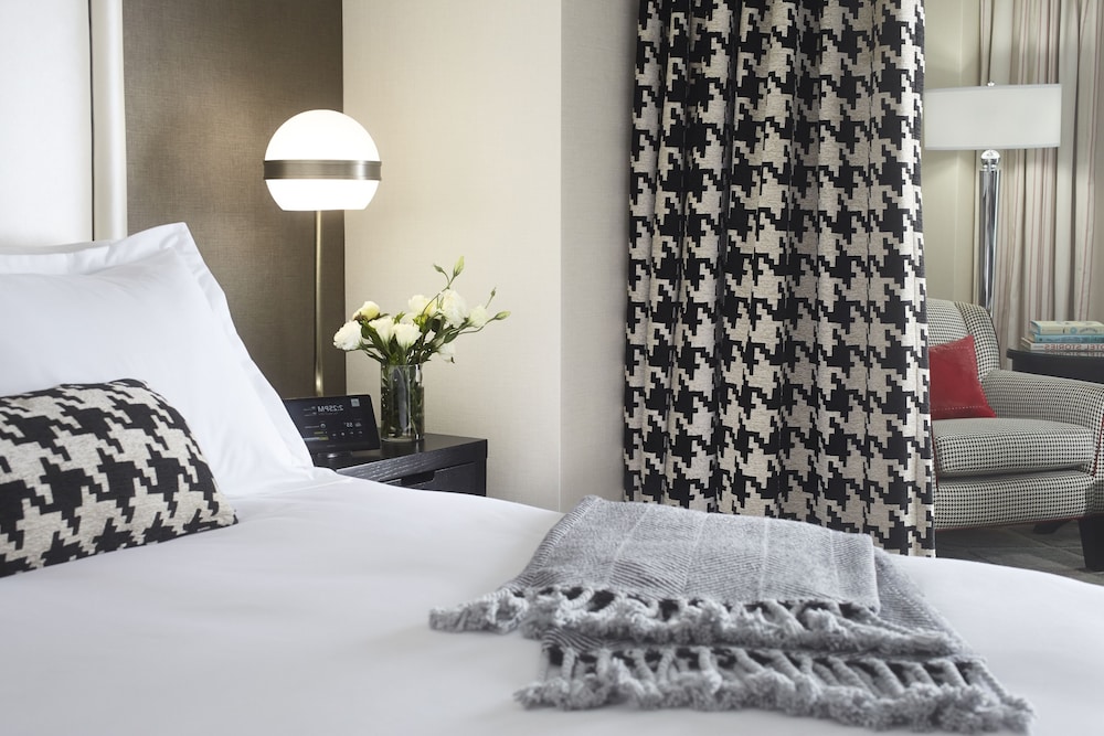 Room, 1 King Bed (Commonwealth) - Photo 2