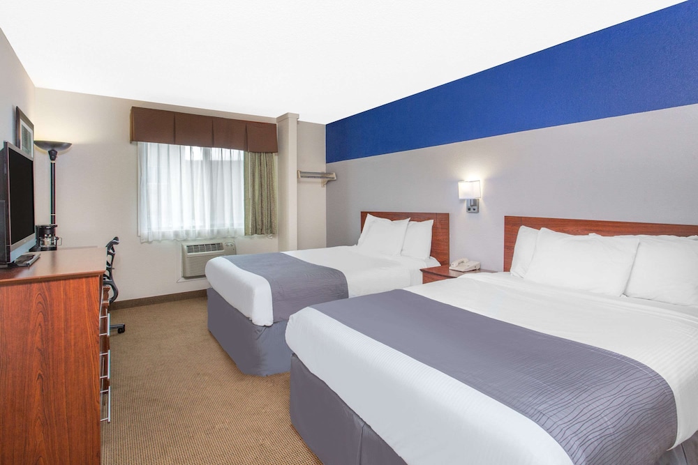 Suite, Multiple Beds, Non Smoking - Photo 2