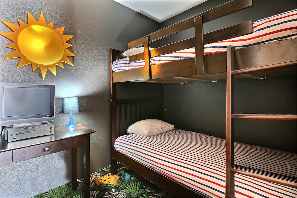 Suite, 1 King Bed, Non Smoking - Photo 2