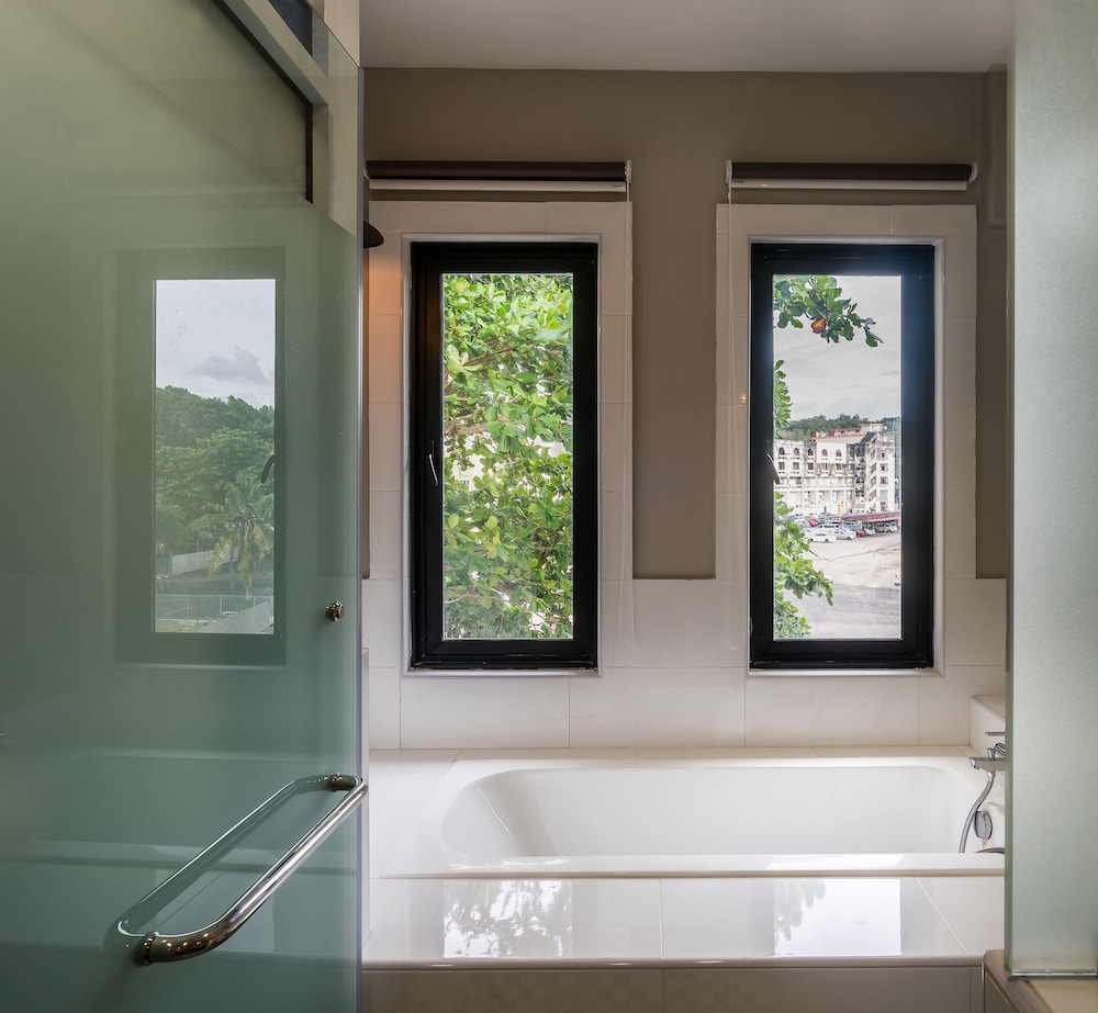 Grand Quadruple Room, 2 Queen Beds, Non Smoking, Bathtub photo 2