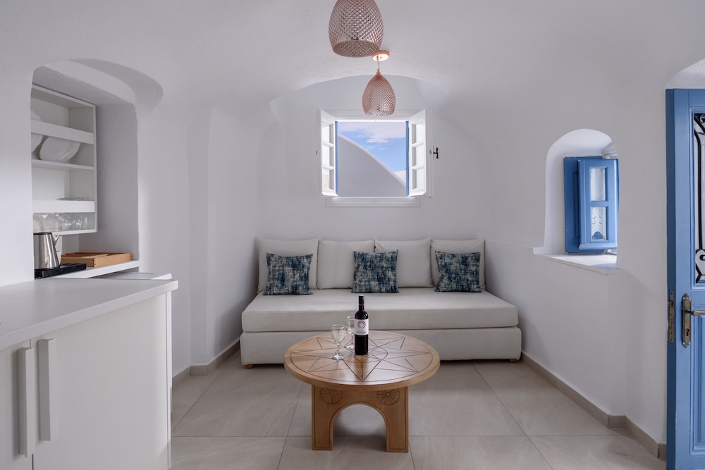 Apartment, 1 Bedroom (Cave, Outdoor Hot Tub) - Photo 3