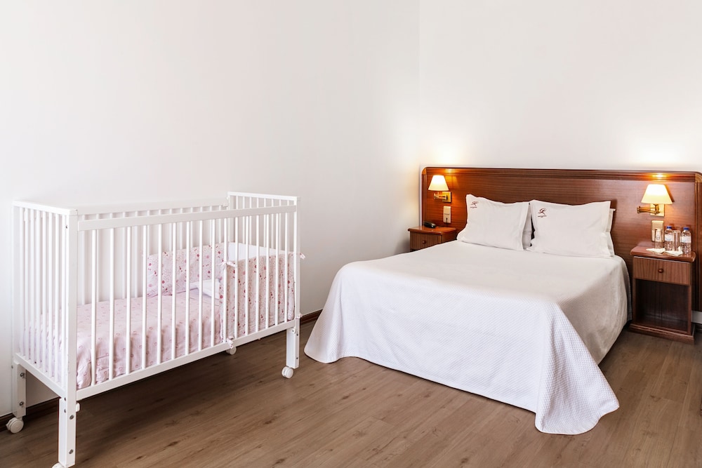 Double or Twin Room - Photo 8