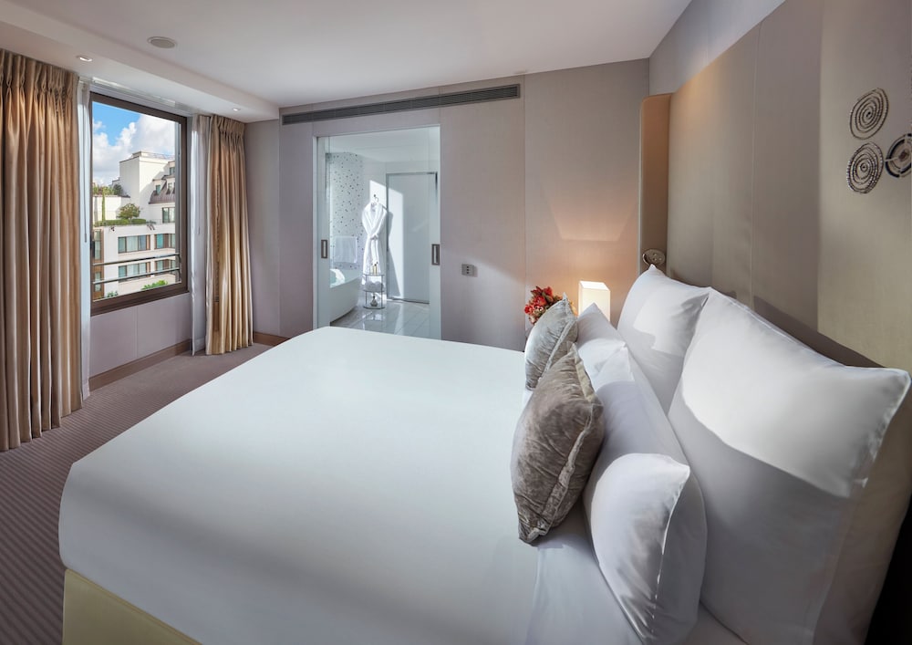 Couture Suite, Suite