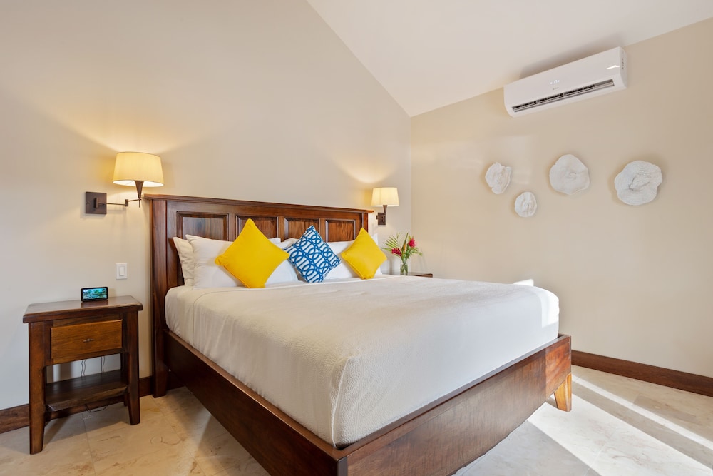 Starfish Deluxe Room, 1 King Bed, Partial Sea View photo 3