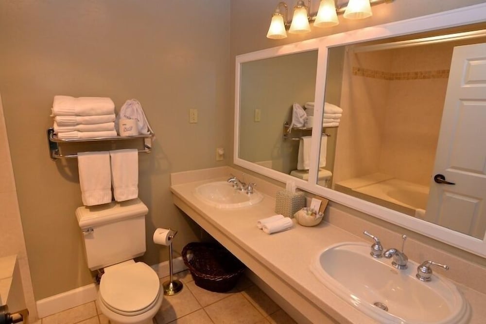 Room, 2 Queen Beds, Fireplace, Ocean View photo 2