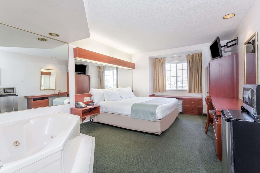 Suite, 1 King Bed, Hot Tub photo 1