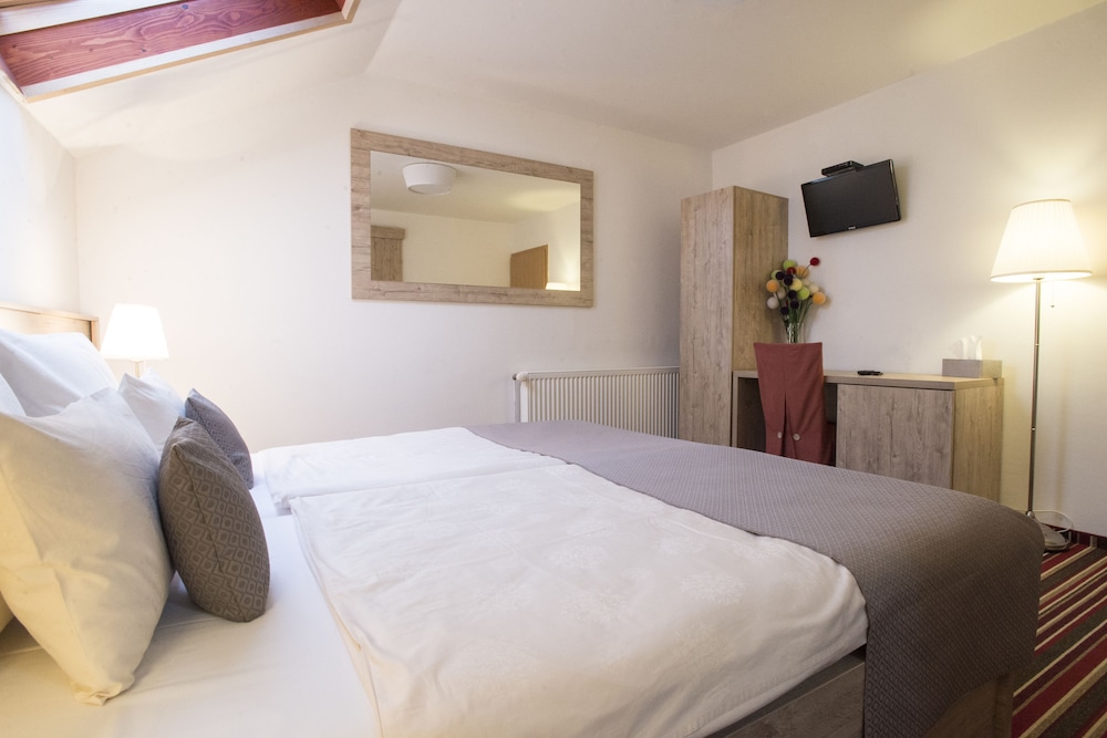 Standard Double Room - Photo 3