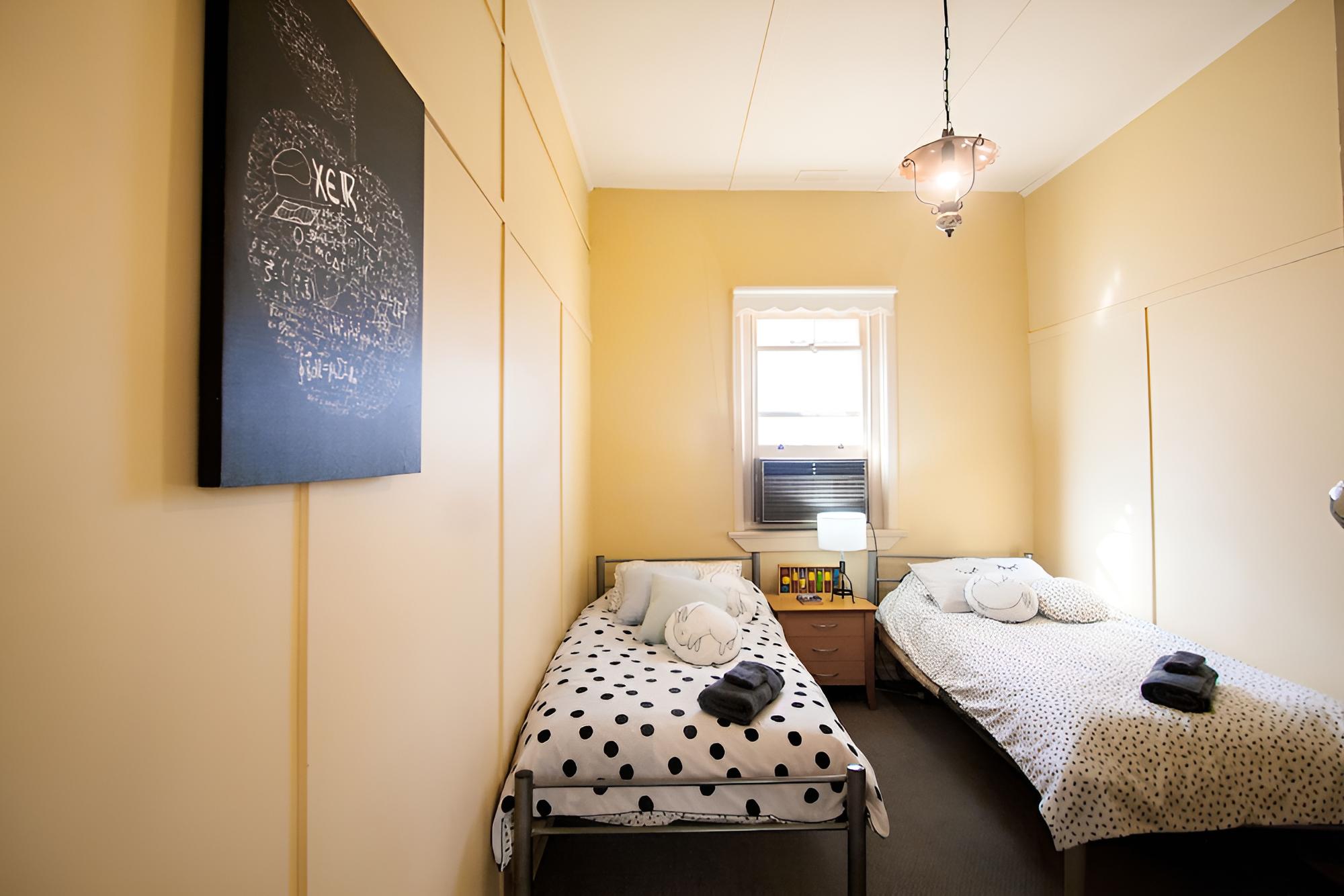 Traditional House, Multiple Bedrooms, Patio photo 3