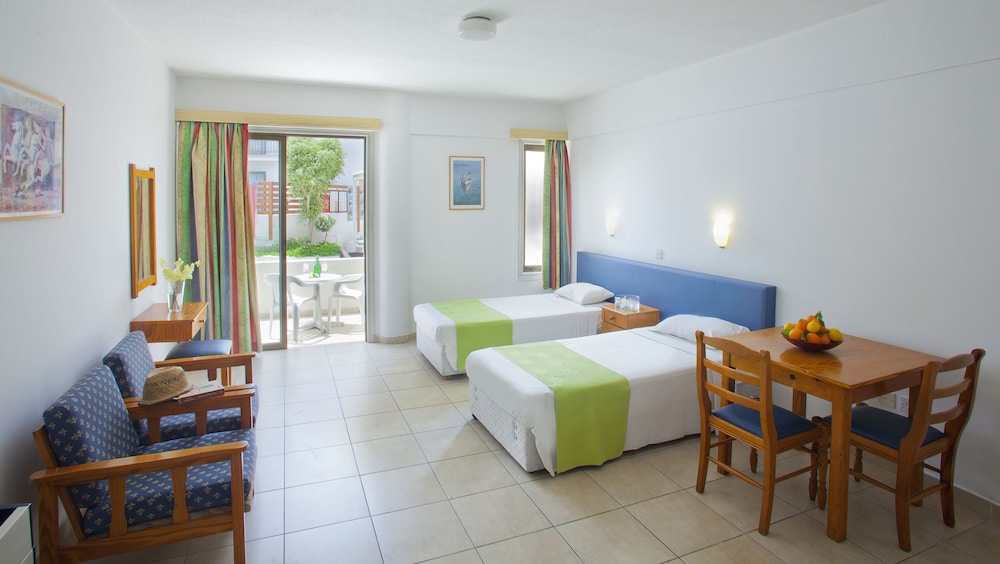 Basic Single Room, 2 Twin Beds, Non Smoking photo 2