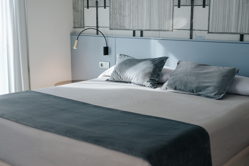 Family Suite, 1 Queen Bed with Sofa bed, Sea View thumbnail 5