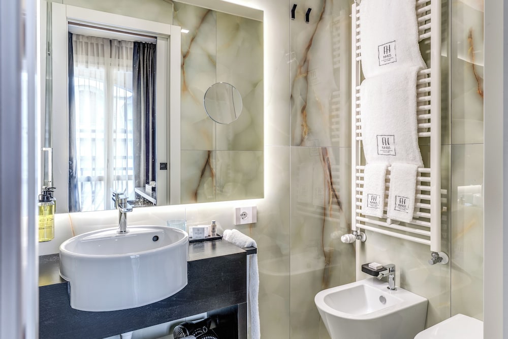 Deluxe Room, City View - Photo 7
