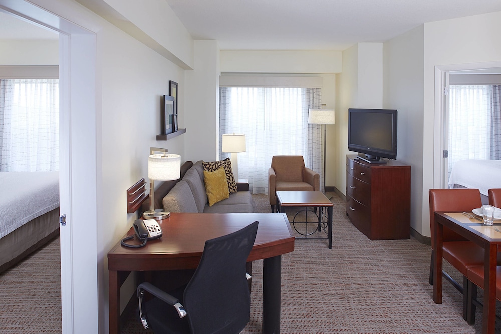 Suite, 2 Bedrooms (Mobility/Hearing Accessible, Tub) photo 2