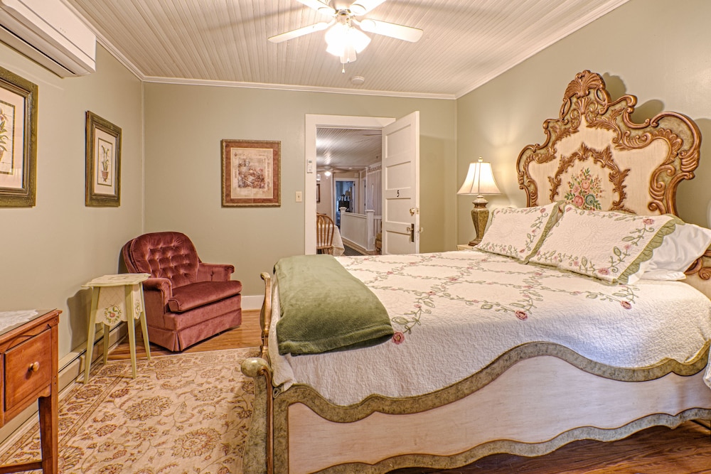 Romantic Room, 1 Queen Bed, Jetted Tub photo 3