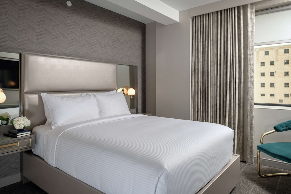 Premier Room, 1 King Bed, Accessible - Photo 3