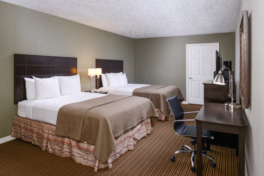 Room, 2 Queen Beds, Smoking - Photo 1