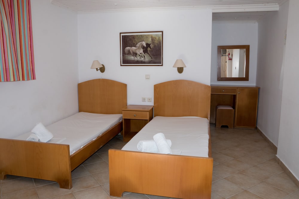 Economy Studio, 3 Twin Beds, Garden View