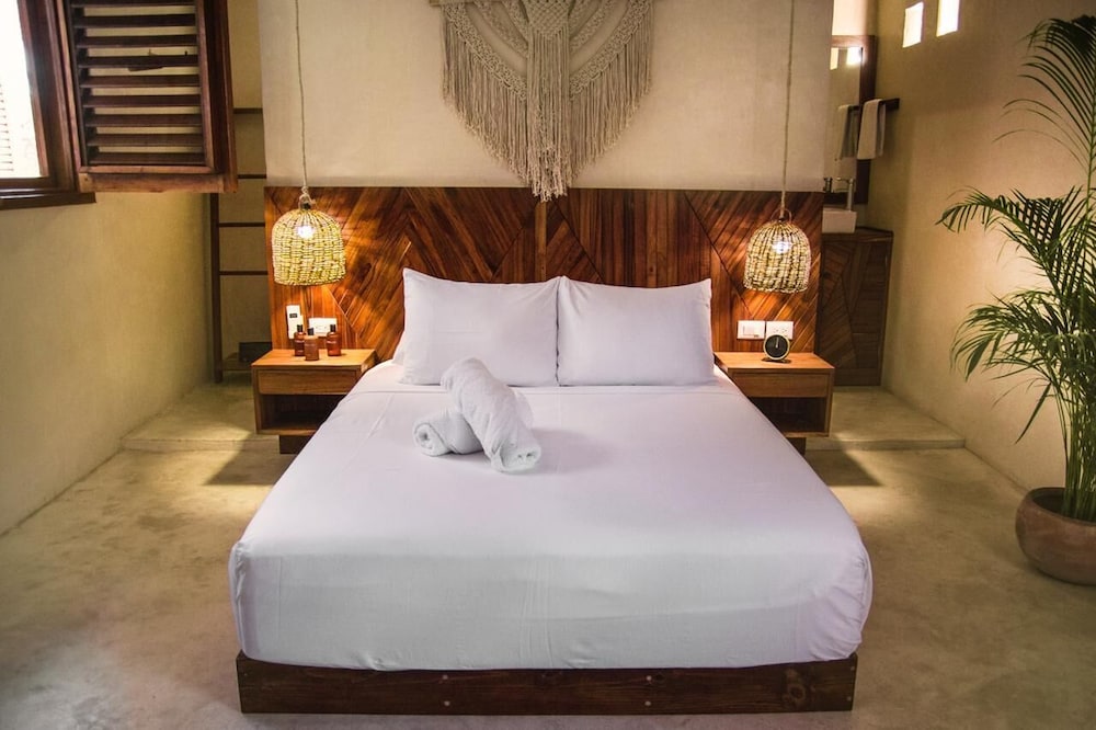 Deluxe Room, 1 Queen Bed, Non Smoking photo 1