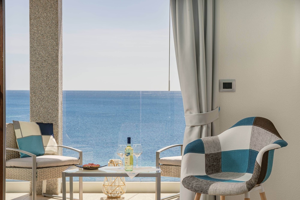 Deluxe Room, Hot Tub, Sea View - Photo 3