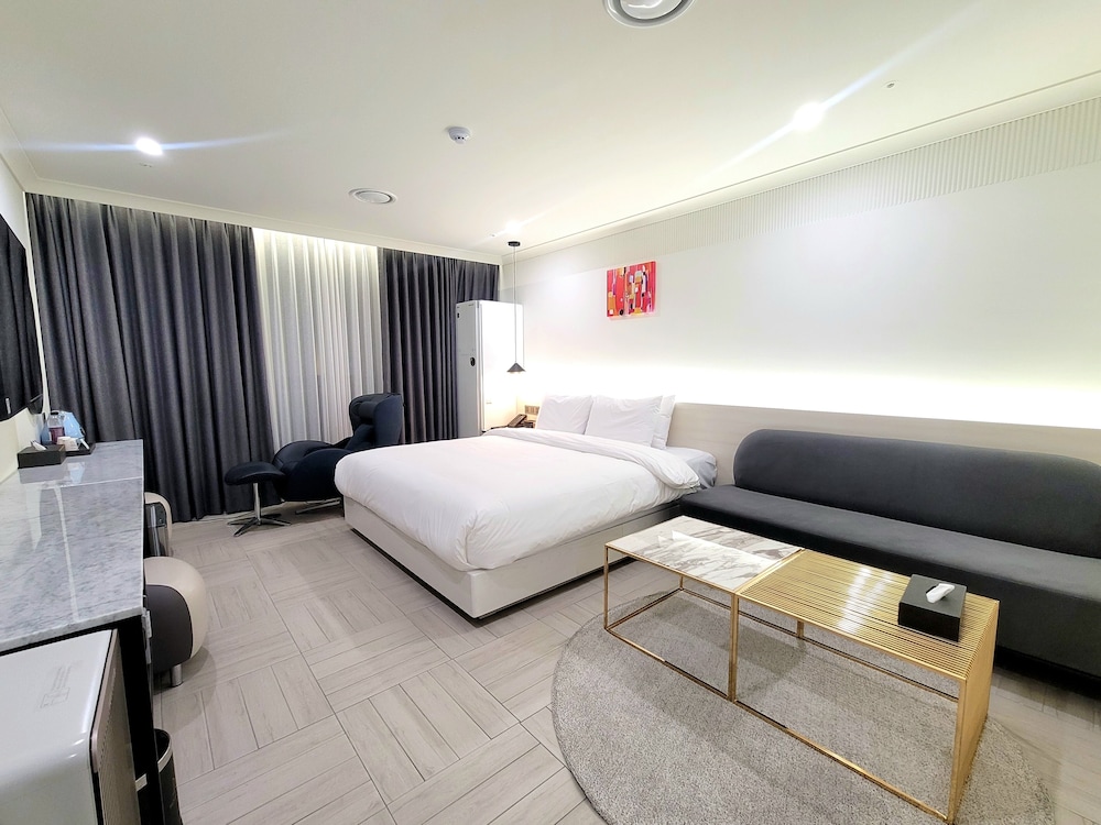 Executive Room - Photo 8