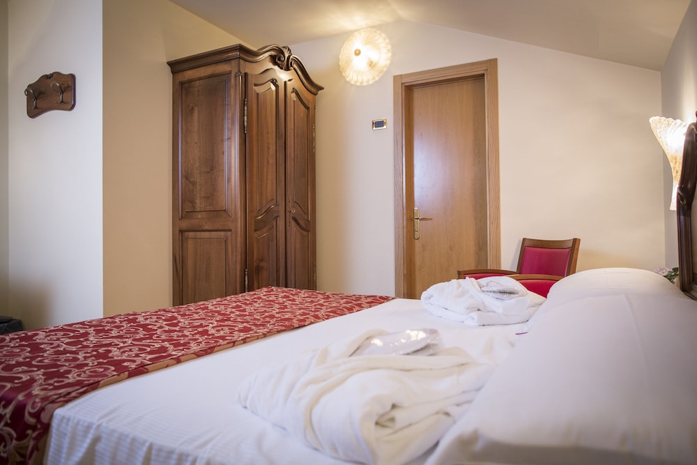 Double Room, 1 Queen Bed photo 1