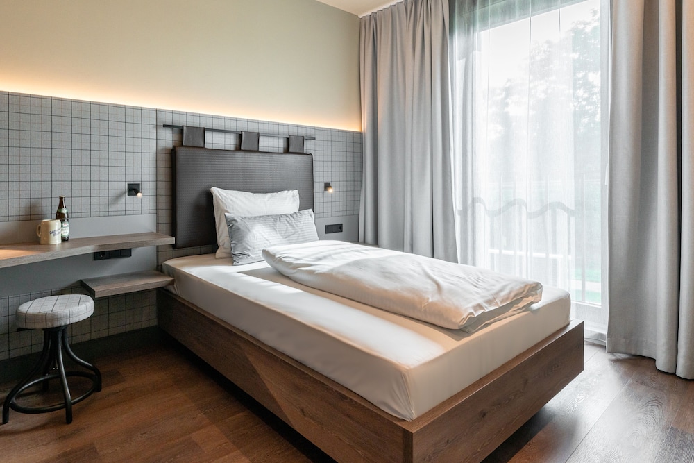 Basic Single Room, 1 Double Bed, Non Smoking photo 3