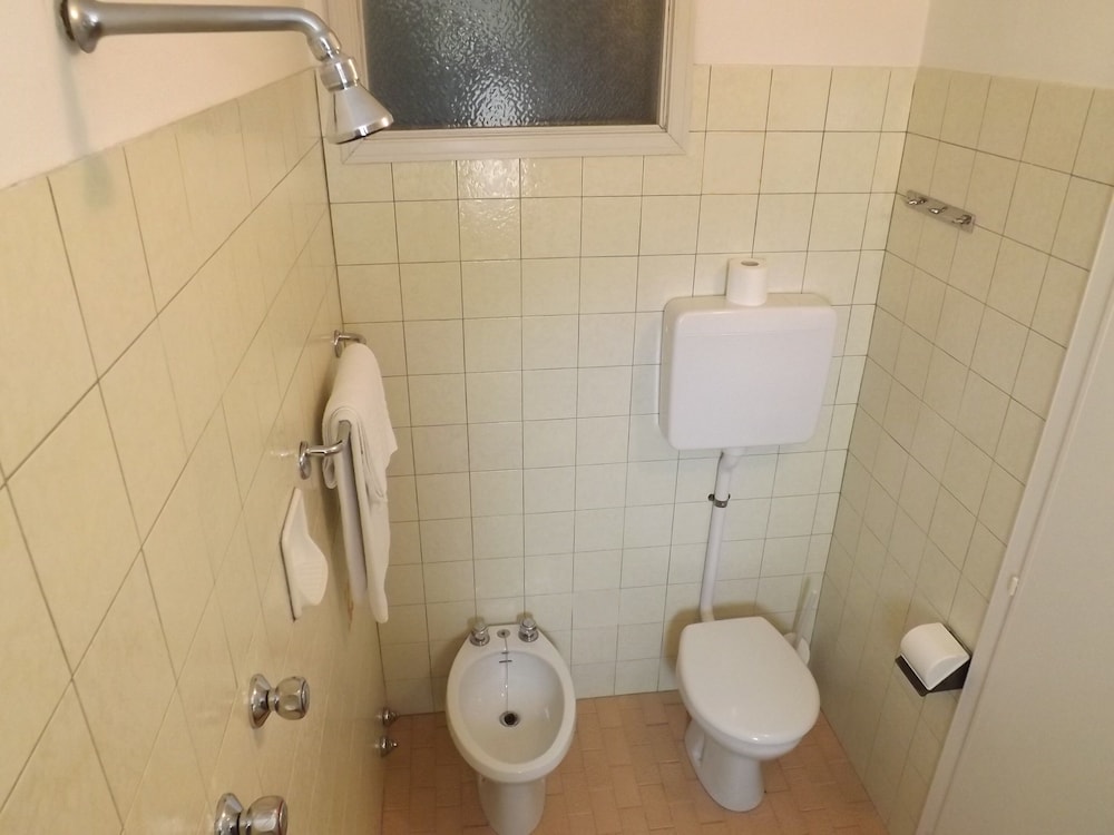 Economy Triple Room photo 3
