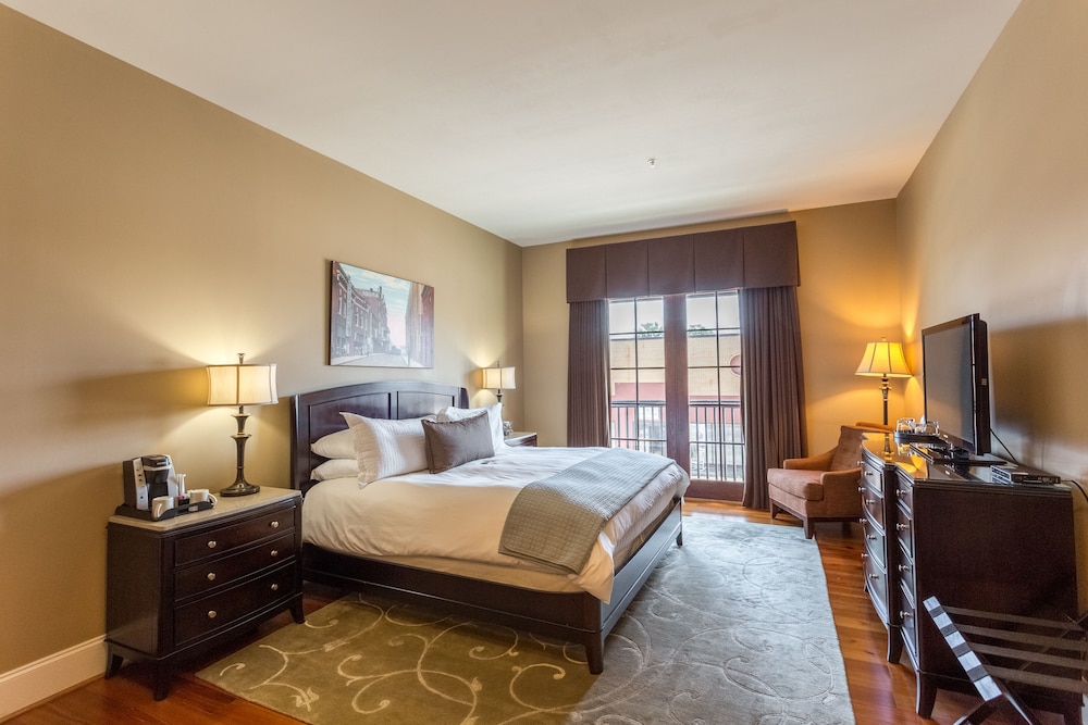 Standard Room, 1 King Bed (6)