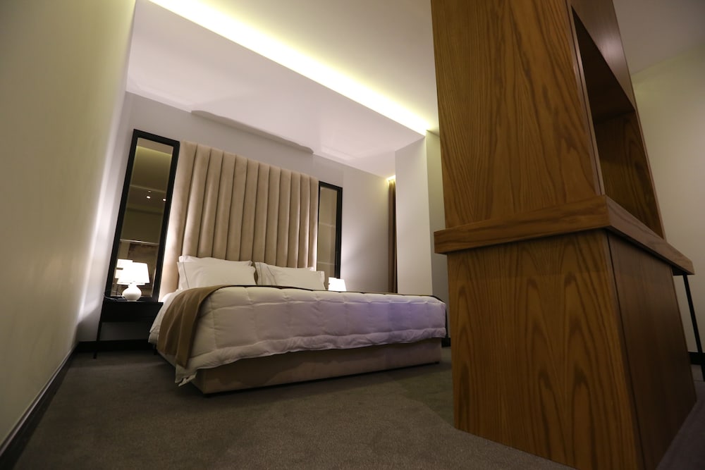 Superior triple room with one double bed and one single bed photo 2