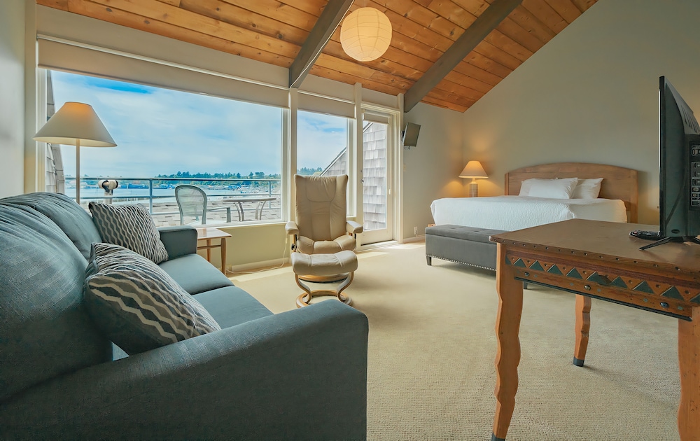 Deluxe Room, 1 Queen Bed, Bay View