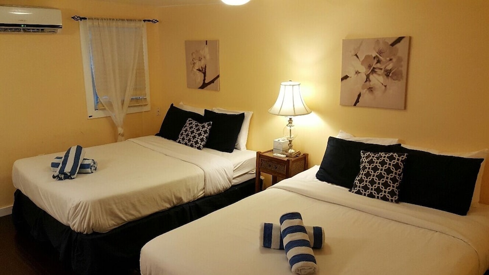 Deluxe Room 2 Queen at Wicker House, 913 Duval Street