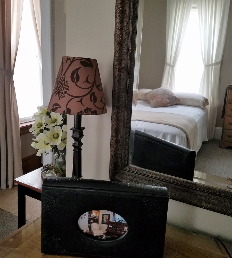 Basic Double Room, 2 Double Beds (Jordan Baker Room)