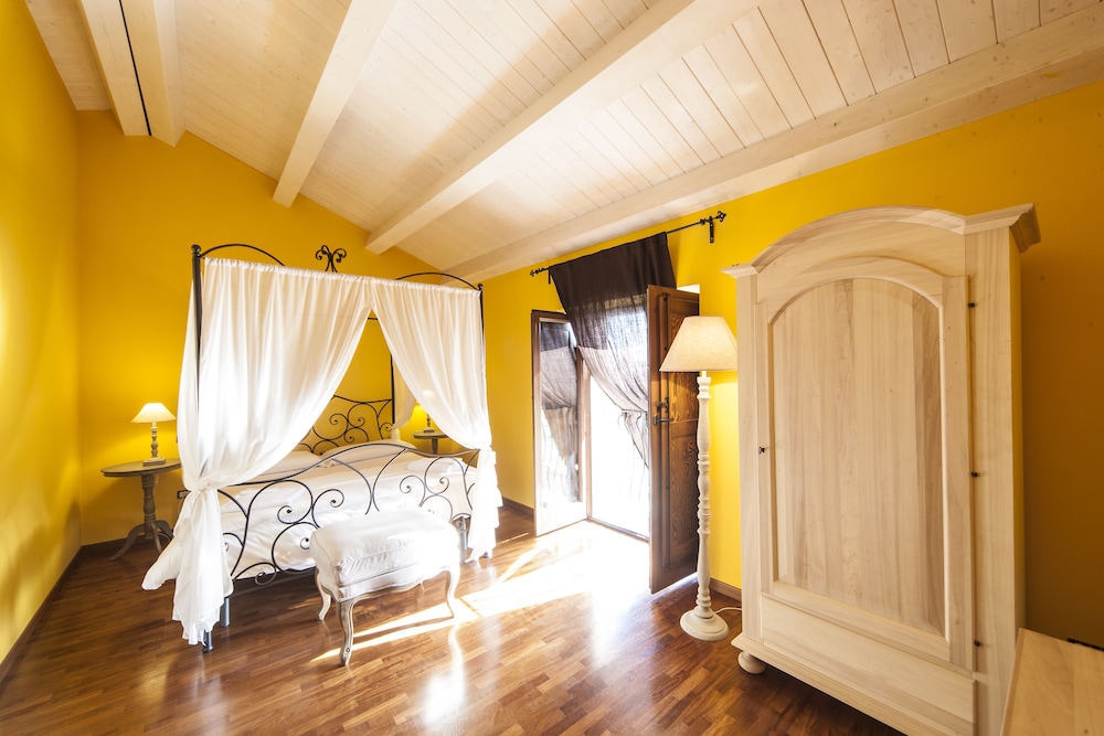 Deluxe Room, 1 Queen Bed photo 1