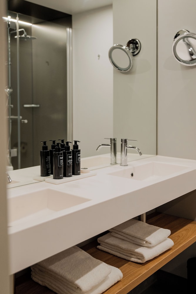 Superior Double Room, Bathtub photo 3