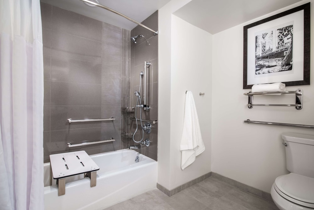Room, 1 King Bed (Den, Accessible, Tub)