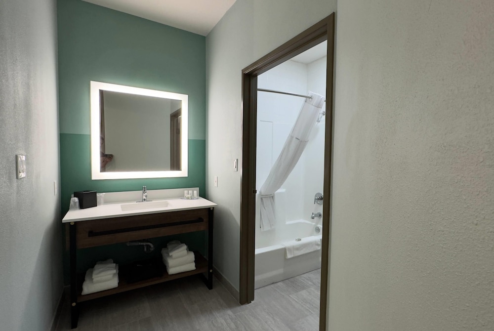 Deluxe Room, 2 Queen Beds, Non Smoking - Photo 6