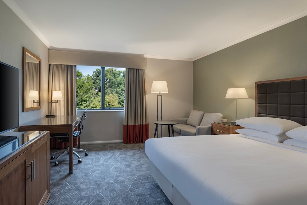Premium Room, 1 Queen Bed with Sofa bed - Photo 2