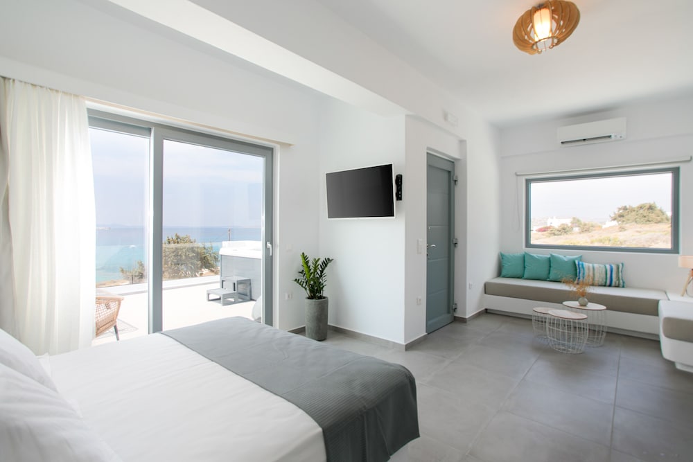 Superior Seafront Suite with Hot Tub