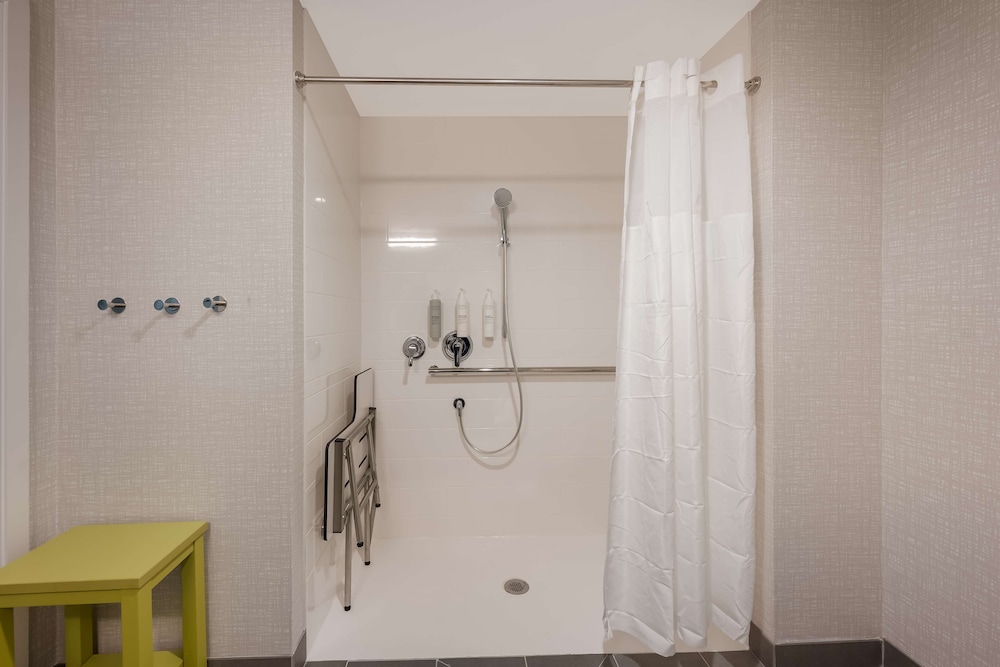 Room, 1 King Bed, Accessible (Roll-In Shower) - Photo 2