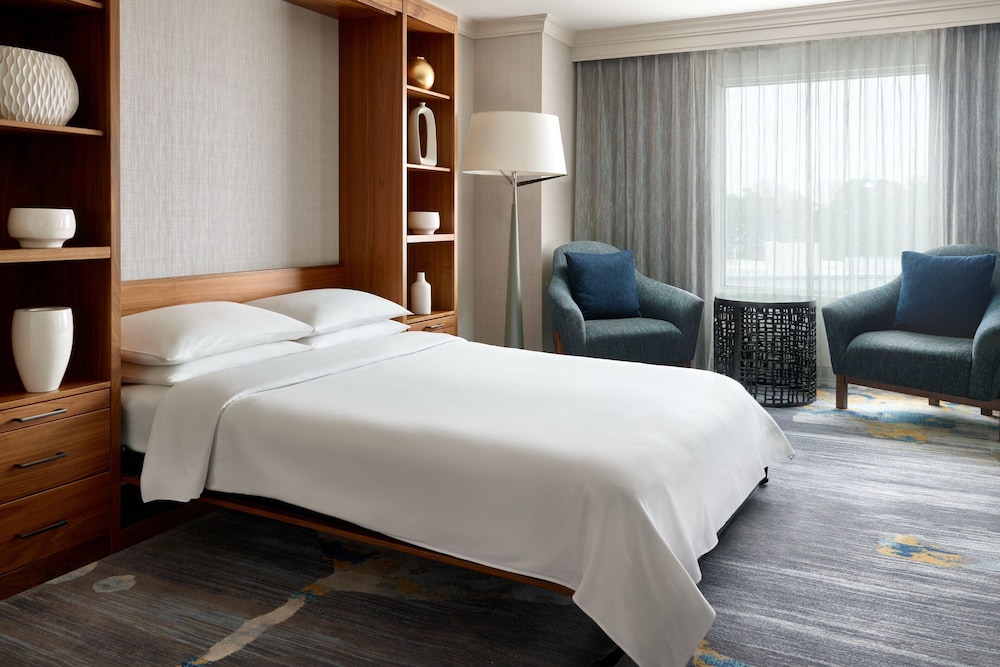 Suite, 1 Queen Bed with Sofa bed - Photo 6