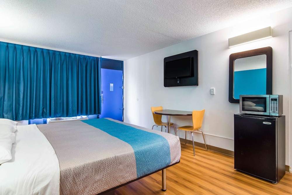 Standard Room, 1 King Bed, Non Smoking, Refrigerator & Microwave - Photo 3