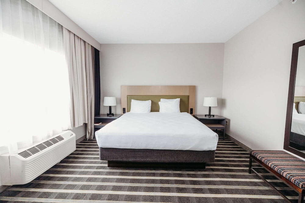 Suite, 2 Bedrooms, Non Smoking (2 Queen Beds & 1 Sofabed) photo 2
