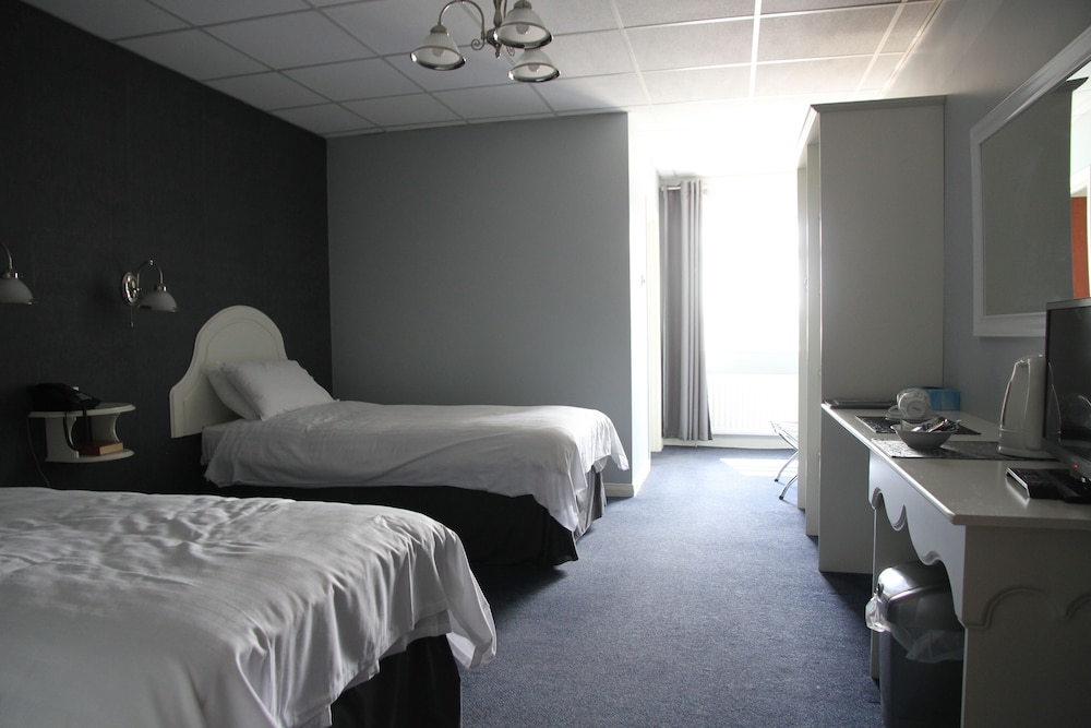 Standard Double or Twin Room - Photo 6