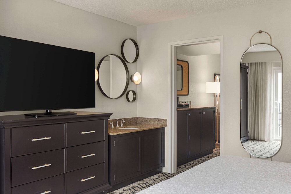 Premium Suite, 1 King Bed (Shower) - Photo 5