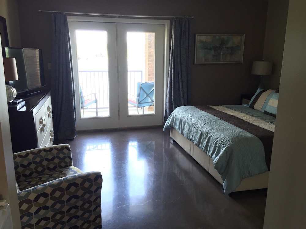 Deluxe Suite, 1 King Bed with Sofa bed, Non Smoking, Patio photo 1