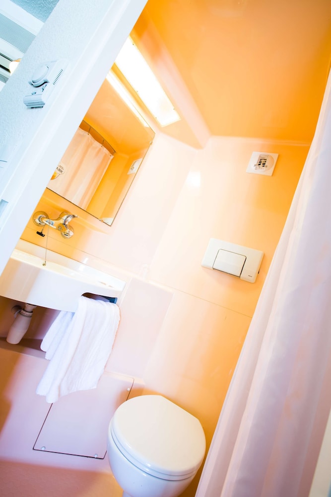 Standard Room, 3 Twin Beds - Photo 7