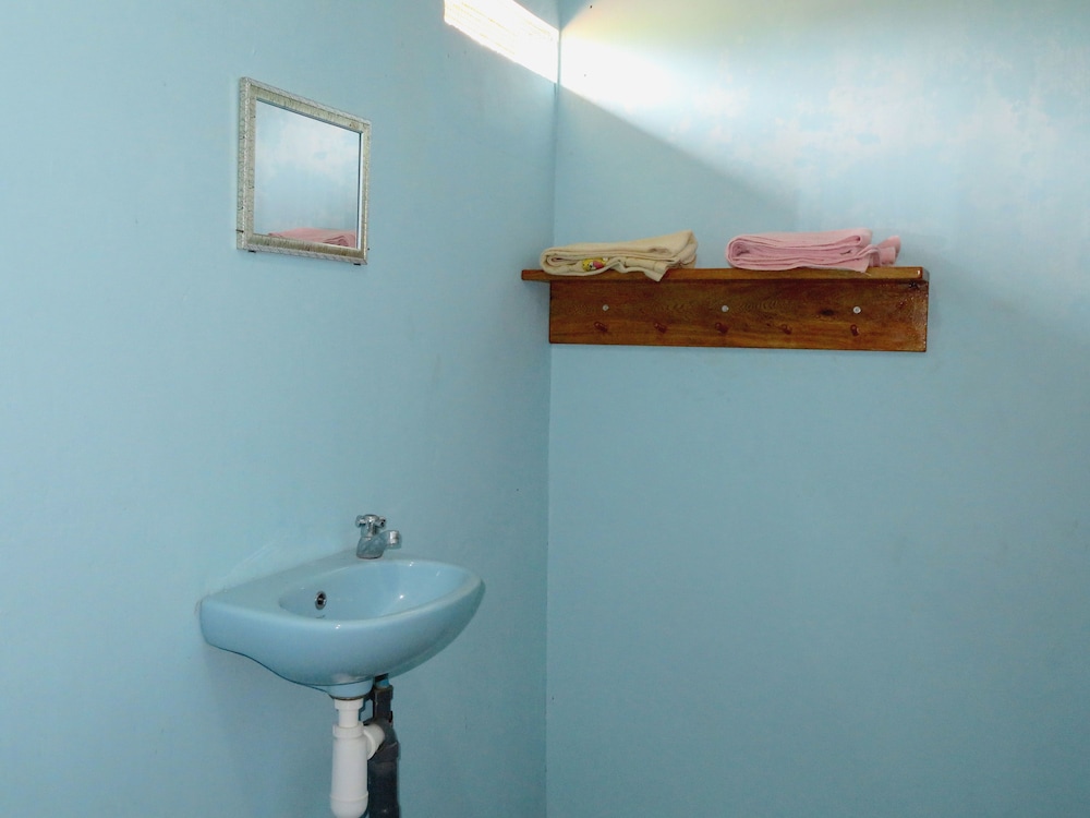 Economy Twin Room - Photo 6