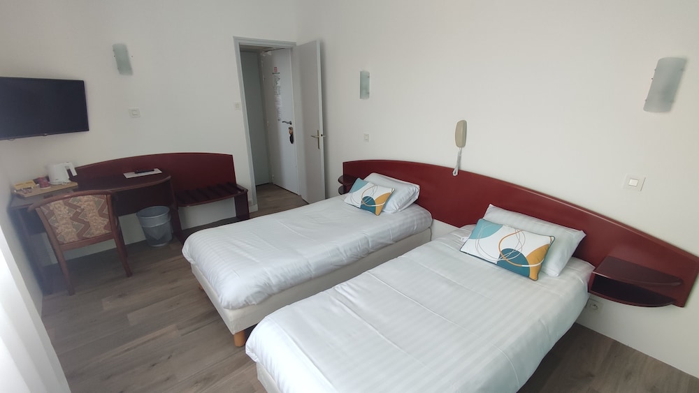 Standard Double Room, 1 Queen Bed, Courtyard View photo 2
