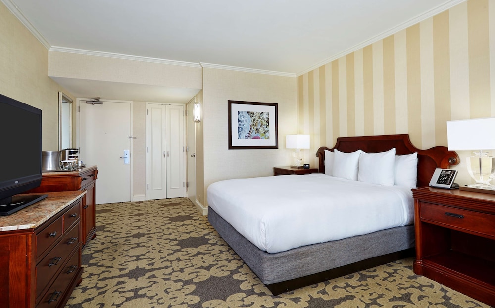 Room, 1 King Bed, Accessible, City View (Hearing) - Photo 3