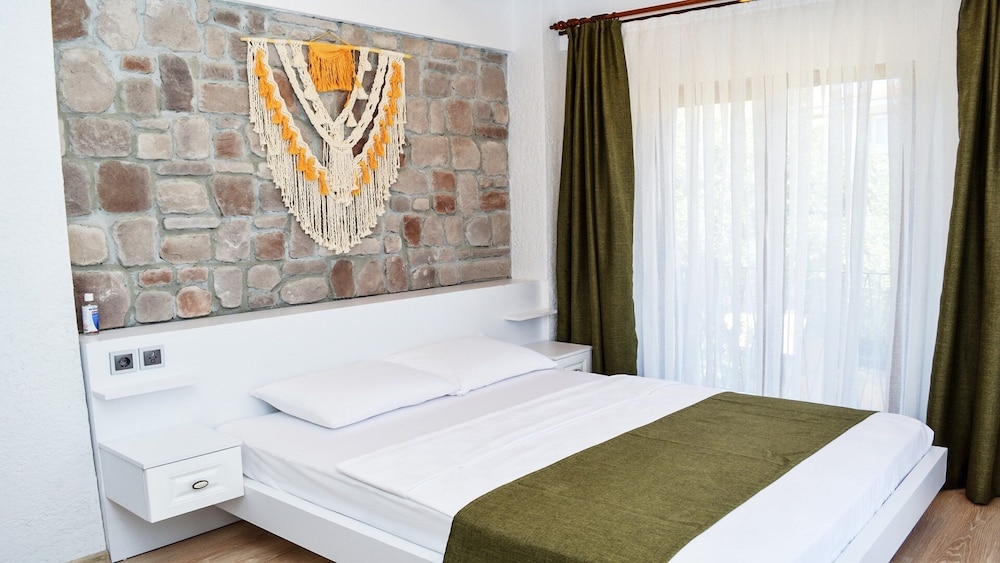 Deluxe Room, 1 Queen Bed, Non Smoking, Garden View photo 1